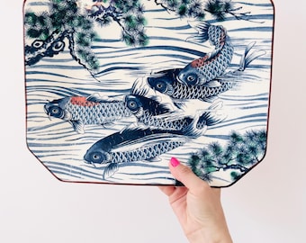 Piatto giapponese vintage con carpe koi, modello Andrea by Sadek, ideale come piatto decorativo o vassoio per sushi.