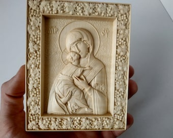 In hout gesneden pictogram van de kleine Maagd Maria, religieus cadeau op bureaublad