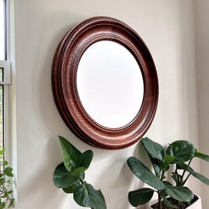 Puede incluir: Un letrero de madera rústico con el texto "Welcome to our home" en letras blancas. El letrero presenta un acabado envejecido y un diseño sencillo y acogedor, ideal para la decoración de la entrada.