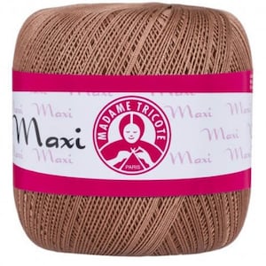 Puede incluir: Un ovillo de hilo marrón con la etiqueta "Madame Tricote Maxi" en texto blanco sobre fondo rosa.