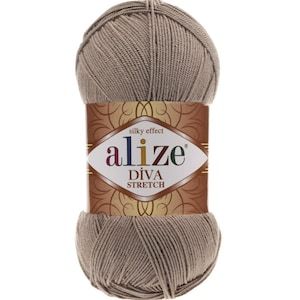 Op de afbeelding: Een bol lichtbruin garen met het label "alize silky effect diva stretch" erop.