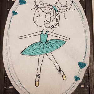 Könnte beinhalten: Gestickter ovaler Aufnäher mit einer Ballerina in einem türkisfarbenen Tutu und Mieder, mit schwarzen Umrissen. Das Design umfasst türkisfarbene Herzen und einen türkisfarbenen Rand. Die Ballerina trägt goldene Ballettschuhe.