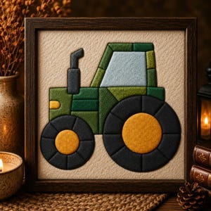 Peut inclure: Une œuvre d'art murale encadrée de forme carrée représentant un tracteur vert en feutrine texturée et superposée. Le tracteur possède un pot d'échappement gris foncé, une fenêtre bleu clair et de grandes roues noires à centre jaune sur fond crème.