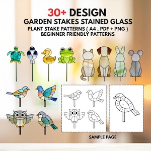 Op de afbeelding: Kleurrijke glazen tuinpalen met dierenontwerpen, waaronder een schildpad, eend, kikker, hond, konijn en muis. De afbeelding toont ook vogelpatronen en de tekst "30+ DESIGN GARDEN STAKES STAINED GLASS".