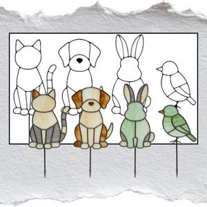 Puede incluir: Una colección de estacas decorativas para jardín con diseños de animales. Las estacas incluyen un gato, un perro, un conejo y dos pájaros. Las figuras de animales están hechas de vidrieras con varios colores y patrones, y están montadas en estacas de metal.
