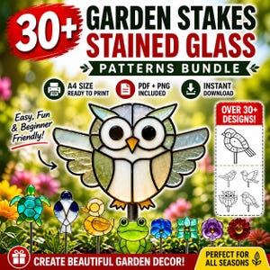 Puede incluir: Un conjunto de estacas de jardín de vidrieras con un búho, una tortuga, un pájaro, un pato, una rana y flores. La imagen incluye el texto "30+ Garden Stakes Stained Glass Patterns Bundle" y "Create Beautiful Garden Decor!"