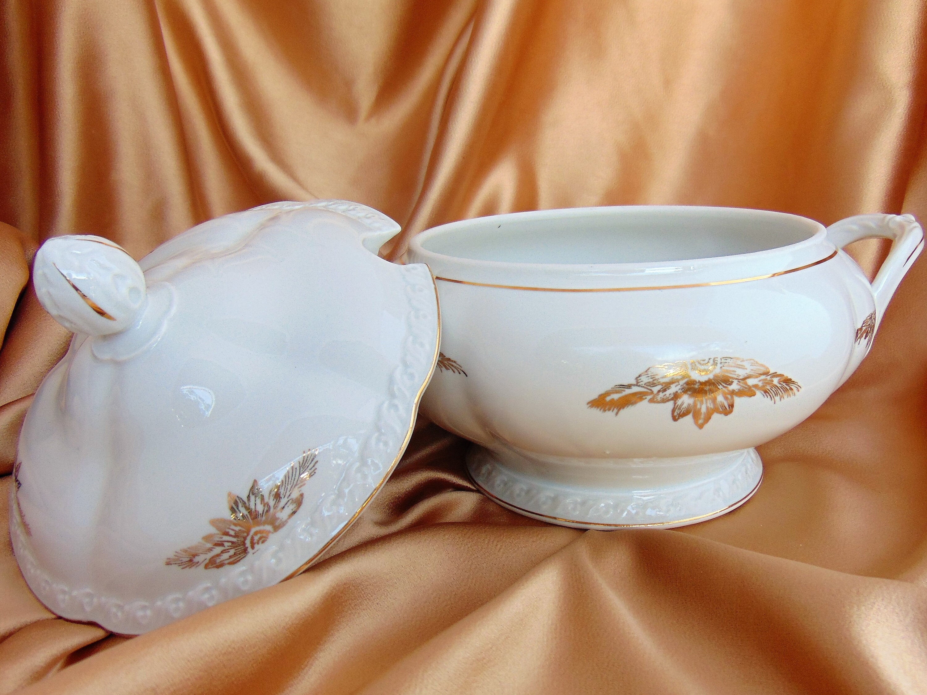 末茶碗 Vintage Porcelain Soup Tureen, White and Gold Soup Serving