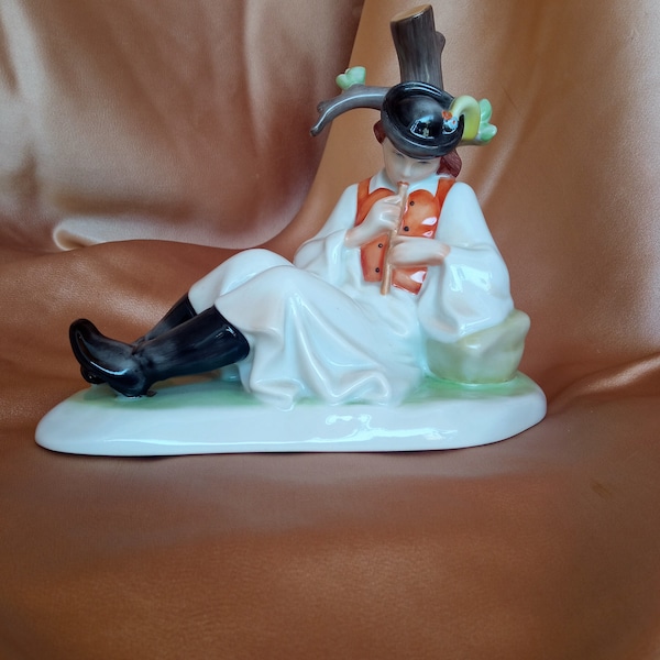 Vintage Zsolnay Pecs Figura de porcelana blanca Paysant Man con flauta, Figura de porcelana pintada a mano, Figura de porcelana modelada a mano húngara