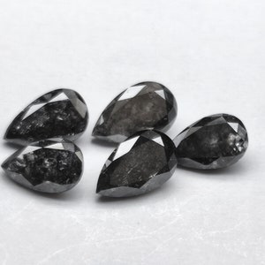 Sale sciolto naturale a forma di pera e diamanti di carta
