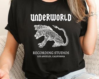 DOA Underworld Recording Studios - Camiseta Percy Jackson - Acampamento Meio-Sangue - Deuses Gregos - Camiseta Delfos Morango - Camiseta Semideus Literário