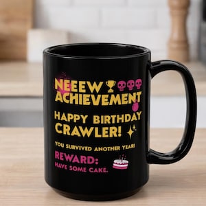 ダンジョンクローラー カール マグカップ | 新しい実績バースデーマグ | DCC コーヒーマグ | クローラー向けの本好きの誕生日プレゼント | 新しい実績グッズ