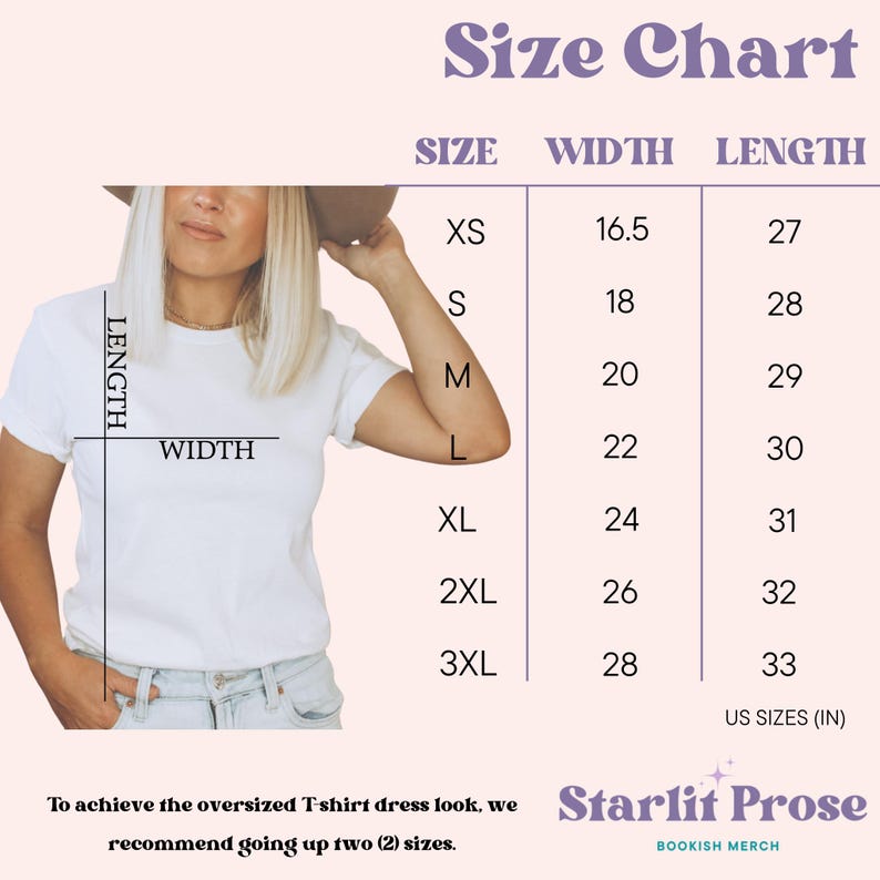 Op de afbeelding: Maattabel voor een T-shirtjurk met afmetingen in inches voor breedte en lengte. De tabel toont maten XS tot en met 3XL. De tekst onder de tabel luidt: "Om de oversized T-shirtjurk look te bereiken, raden we aan om twee (2) maten groter te nemen." De tabel is getiteld "Maattabel" en de tekst onder de tabel is van het merk "Starlit Prose Bookish Merch."