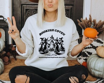 Sweatshirt d'Halloween Bookish Coven | Lecteur d'histoires d'amour sorcières