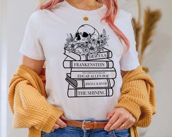 Romans d'horreur - pile de livres effrayants - t-shirt d'Halloween livresque - littérature d'horreur classique - livres effrayants - cadeau pour amoureux des livres