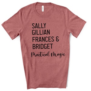 Peut inclure: Un t-shirt rose poussi&eacute;reux avec les noms "SALLY", "GILLIAN", "FRANCES &", "BRIDGET" imprim&eacute;s en noir, empil&eacute;s verticalement. Les mots "Practical Magic" sont &eacute;crits en cursive en dessous.