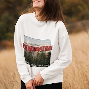 Sweat Cabeswater - T-shirt The Raven Cycle - Lieu livresque vintage - Maggie Stiefvater - T-shirts carte postale rétro - Raven Boys - Rêveur