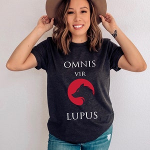 Omnis vir Lupus Red Rising Shirt - The Howlers, Sevro au Barca, Darrow, Omnis vir lupus, Morning Star, Iron Gold, Sons of Ares - bookish tee