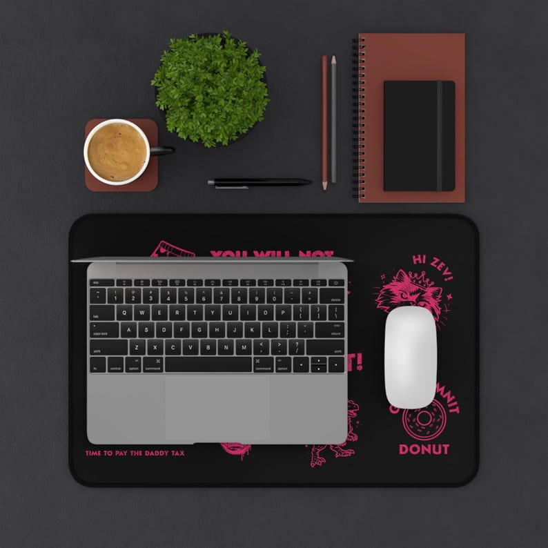 K&ouml;nnte beinhalten: Ein Set aus drei Keramikbechern mit gesprenkelter, matter Oberfl&auml;che. Die Becher sind in den Farbt&ouml;nen Creme, Hellgrau und Dunkelgrau gehalten. Jeder Becher hat ein schlichtes, minimalistisches Design, perfekt f&uuml;r Kaffee oder Tee.