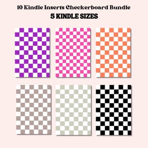 Puede incluir: Diez insertos para Kindle con patrones de tablero de ajedrez en morado y blanco, rosa y blanco, naranja y blanco, gris y blanco, y negro y blanco. El texto "10 Kindle Inserts Checkerboard Bundle" y "5 KINDLE SIZES" está en la parte superior de la imagen.
