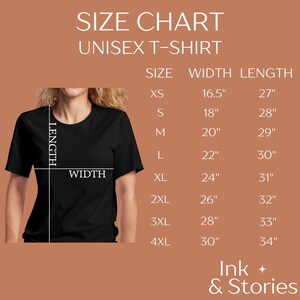 Peut inclure: Un t-shirt unisexe noir avec un tableau des tailles. Le tableau indique les tailles XS &agrave; 4XL, avec les mesures de largeur et de longueur correspondantes en pouces. Le texte "SIZE CHART UNISEX T-SHIRT" est en haut. La marque "Ink & Stories" est en bas.