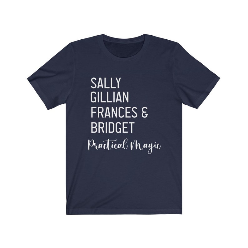 Peut inclure: T-shirt bleu marine avec texte blanc. Les noms Sally, Gillian, Frances & Bridget sont &eacute;crits, ainsi que "Practical Magic" en cursive. Un t-shirt d&eacute;contract&eacute; pour les fans du film.