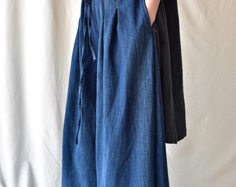 Calça jeans artesanal de perna larga: estilo retrô, bolsos laterais