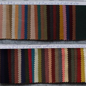 Puede incluir: Muestras de tela en varios colores, incluyendo beige, marr&oacute;n, azul, verde y rojo. Las muestras est&aacute;n dispuestas en franjas verticales, mostrando diferentes texturas y tonalidades. La imagen est&aacute; bien iluminada, resaltando los detalles de la tela.