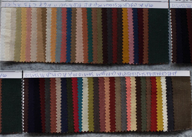 Puede incluir: Muestras de tela en varios colores, incluyendo beige, marr&oacute;n, azul, verde y rojo. Las muestras est&aacute;n dispuestas en franjas verticales, mostrando diferentes texturas y tonalidades. La imagen est&aacute; bien iluminada, resaltando los detalles de la tela.
