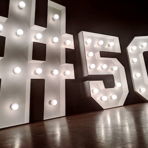 Marquee Number large light up numbers Glühbirnen Schild Marquee Hashtag # Jahrestag Zahl Lichter Buchstabe Licht Holz Kulisse