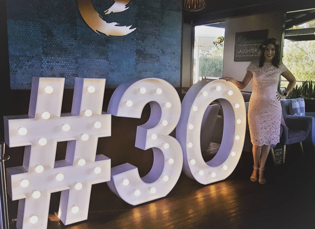 30.40.50.Geburtstag für ihre Dekorationen Große Zahlen Hintergrund Große riesige Festzeltzahlen leuchten Buchstaben beleuchtete Hochzeitszahlen