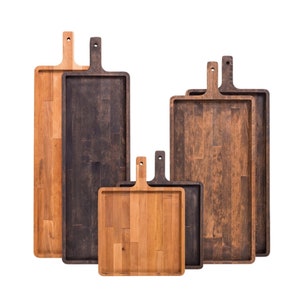 Op de afbeelding: Set van vier houten snijplanken met handvatten. De planken zijn in verschillende maten en hebben een natuurlijke houten afwerking.
