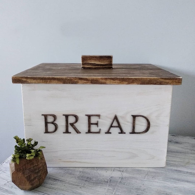 Puede incluir: Caja de pan de madera blanca con tapa de madera marr&oacute;n y la palabra "BREAD" grabada en la parte delantera.
