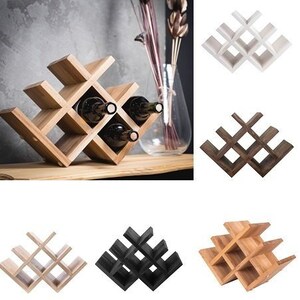 Puede incluir: Un conjunto de seis estantes para botellas de vino en diferentes colores, incluyendo madera natural, blanco, negro y marr&oacute;n. Cada estante est&aacute; hecho de madera y tiene un dise&ntilde;o en forma de diamante con m&uacute;ltiples compartimentos para guardar botellas de vino.