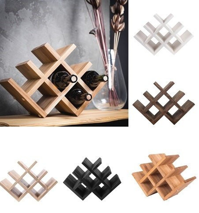 Puede incluir: Un conjunto de seis estantes para botellas de vino en diferentes colores, incluyendo madera natural, blanco, negro y marr&oacute;n. Cada estante est&aacute; hecho de madera y tiene un dise&ntilde;o en forma de diamante con m&uacute;ltiples compartimentos para guardar botellas de vino.