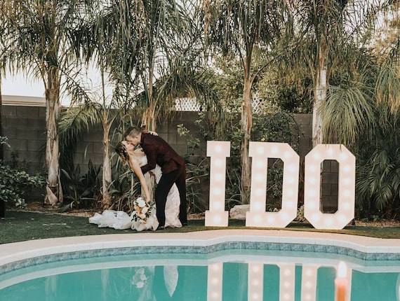 Letras Gigantes Iluminación Bombillas  Letras gigantes para bodas, Letras  grandes para boda, Iniciales de boda