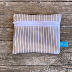 Mini wetbag/bolsa feita de algodão revestido, listras bege e brancas, padrão listrado, pequeno presente para melhor amiga, parceira, mãe