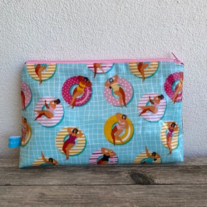 Wetbag Schwimmen, Ladies auf Schwimmreifen, Nasstasche, Kulturbeutel, Badetasche Pool, Schwimmtasche Urlaub und Reise, Geschenk Schwimmerin