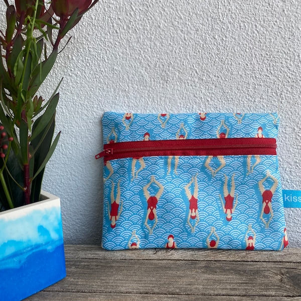 Mini-Wetbag/ kleine Tasche/ Geldbeutel aus beschichteter Baumwolle/ Schwimmerinnen, Schwimmen, Geschenk für Schwimmerinnen, Retro Design