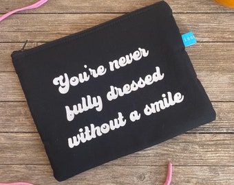 Kosmetiktasche/ Mäppchen schwarz mit Spruch "You're never fully dressed without a smile", Geschenk für Freund, Freundin, Mama, Papa