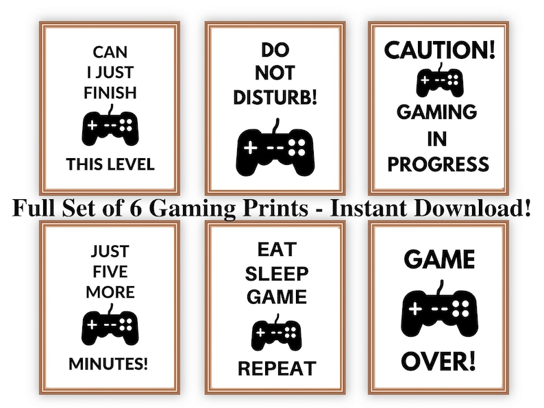 Pu&ograve; includere: Set di sei stampe di gioco incorniciate con testo nero e grafica di controller su sfondo bianco. Le frasi includono "Can I Just Finish This Level" e "Game Over!". Download immediato.