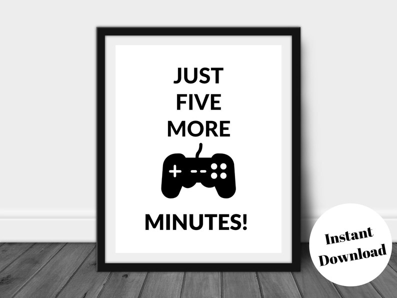 Pu&ograve; includere: Stampa con cornice nera con la scritta "JUST FIVE MORE MINUTES!" e una grafica di controller nera. La stampa &egrave; su sfondo bianco e include una grafica circolare "Download istantaneo" in basso a destra.