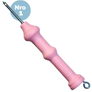 Op de afbeelding: Een roze plastic garennaald met een metalen haak en een zilveren naald. De naald is gemarkeerd met "HANDMADE" en "Nro 1".