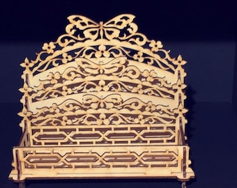 Puede incluir: Un estante decorativo de madera con un diseño de mariposa. El estante tiene tres niveles y está hecho de madera marrón claro.