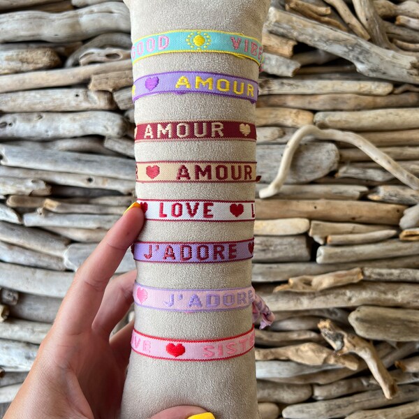 Bracelet SUMMER - mot, mot doux, amour, good vibes, plage, offrir, cadeau, petit prix, ruban, cordon, couleurs, été, rose, rouge, bleu,jaune