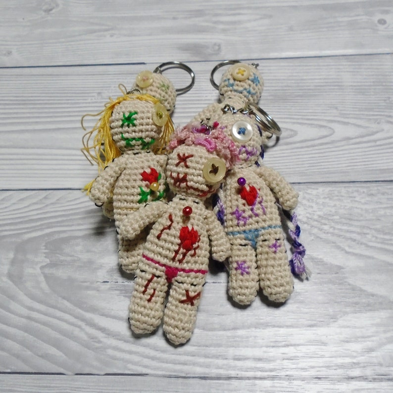 Mini poupées vaudou, porte-clés de poupée vaudou, porte-clés uniques, poupée faite main laide, poupée fétiche vaudou au crochet, poupée primitive, cadeaux unisexe image 1