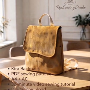 Pode incluir: Uma mochila amarelo-mostarda com uma aba superior e alças claras. O texto na imagem diz: Kira Backpack, PDF sewing pattern, A4 + A0, 33-minute video sewing tutorial, Digital download. O logotipo RiaSewingStudio está no canto superior.