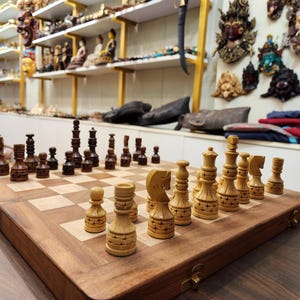 Tablero de ajedrez plegable de madera, clásico y portátil, con piezas hechas a mano.