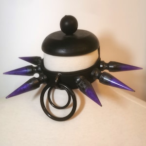 Lila infiziertes Spike Halsband - veganes Choker Halsband Grunge Gothic Accessoire