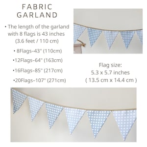 Op de afbeelding: Een stoffen slinger met lichtblauw en wit geblokte driehoekige vlaggetjes aan een beige koord. De tekst geeft lengtes aan voor 8 tot 20 vlaggetjes van 110 cm tot 271 cm, met vlagafmetingen van 13,5 cm bij 14,4 cm.