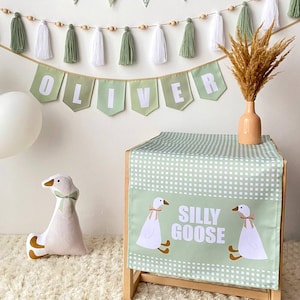 Silly Goose Baby Shower-bordslöpare Ginghamgrön bordsduk, Babys första födelsedag